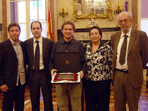 Imatge dels responsables de l’OBSAM amb els familiars del malaguanyat Antoni Monserrat. D’esquerra a dreta: David Carreras, Pau A. Monserrat, Sergi Marí, Joana Bonnín (vídua d’Antoni Monserrat) i Josep M. Vidal.