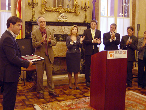 Moment en què David Carreras, en representació de l’equip de l’OBSAM, recull el premi de mans del conseller d’Economia i Hisenda del Govern de les Illes Balears, el Sr. Carles Manera.