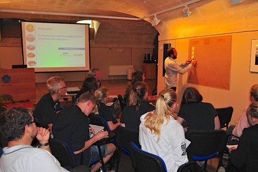 Un dels tècnics treballant amb els estudiants en el disseny del sistema d’indicadors de sostenibilitat