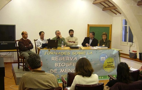 Fotografia d’un dels debats de les Jornades sobre els 10 anys de la Reserva de Biosfera de Menorca (any 2004).