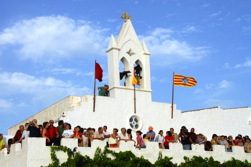 L’ermita de Sant Joan repleta de gent durant les festes de Ciutadella (any 2007).